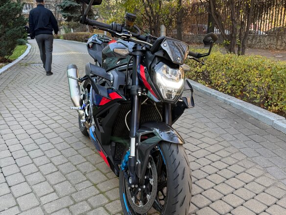 2023 BMW M 1000 R, чёрный, 2000000 рублей - вид 3