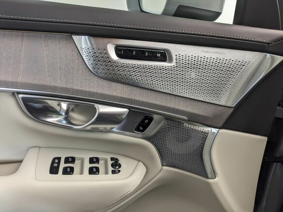 2026 Volvo XC90 B5 II Рестайлинг 2, серый, 10600000 рублей - вид 9