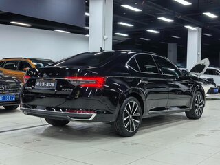 2023 Skoda Superb III Рестайлинг, чёрный, 1750000 рублей, вид 4