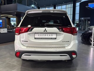 2018 Mitsubishi Outlander III Рестайлинг 3, белый, 2350000 рублей, вид 3