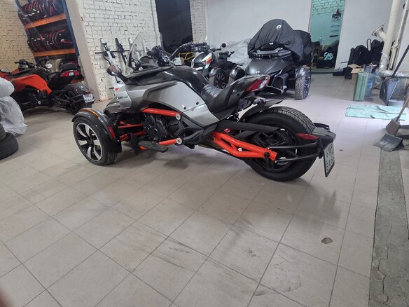 2015 BRP Can-Am Spyder, серый, 1500000 рублей - вид 1