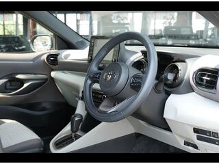 2023 Toyota Yaris IV, чёрный, 1090005 рублей, вид 4