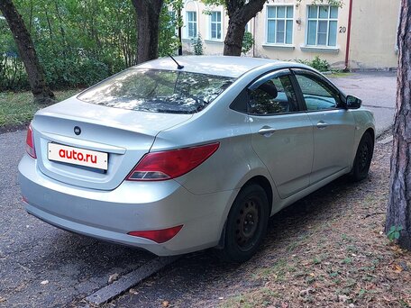 2015 Hyundai Solaris I Рестайлинг, серебристый, 520000 рублей, вид 4