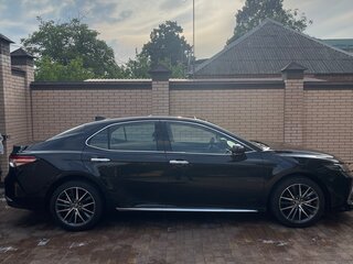 2023 Toyota Camry VIII (XV70) Рестайлинг, чёрный, 3620000 рублей, вид 3