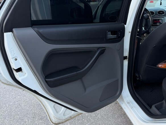 2011 Ford Focus II Рестайлинг, белый, 550000 рублей - вид 12