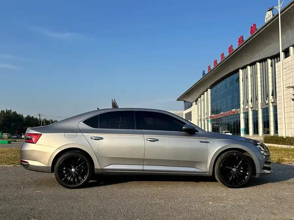 2023 Skoda Superb III Рестайлинг, серый, 1780700 рублей - вид 5