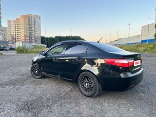 2013 Kia Rio 5-speed III, чёрный, 530000 рублей, вид 5