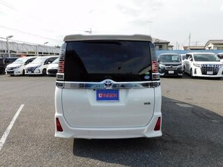 2021 Toyota Voxy III (R80) Рестайлинг, белый, 2010000 рублей, вид 5