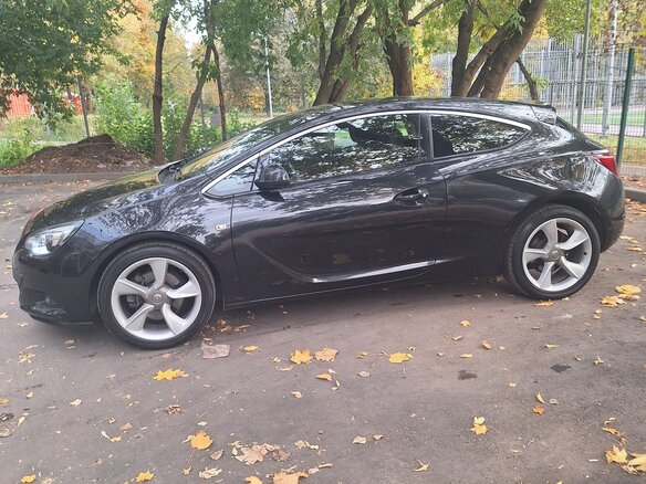 2013 Opel Astra GTC J Рестайлинг, чёрный, 1150000 рублей - вид 2