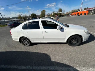 2011 Skoda Octavia II (A5) Рестайлинг, белый, 400000 рублей, вид 3