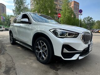 2022 BMW X1 28i sDrive II (F48) Рестайлинг, белый, 4000000 рублей, вид 3