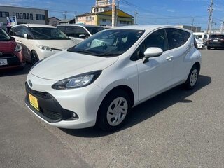 2023 Toyota Aqua II, белый, 1290000 рублей, вид 1
