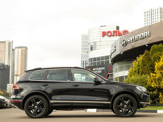 2017 Volkswagen Touareg II Рестайлинг, чёрный, 3680000 рублей, вид 3