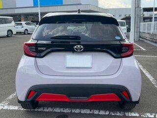 2023 Toyota Yaris IV, белый, 1044000 рублей, вид 4