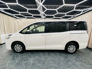 2018 Toyota Voxy III (R80) Рестайлинг, белый, 2199999 рублей, вид 3