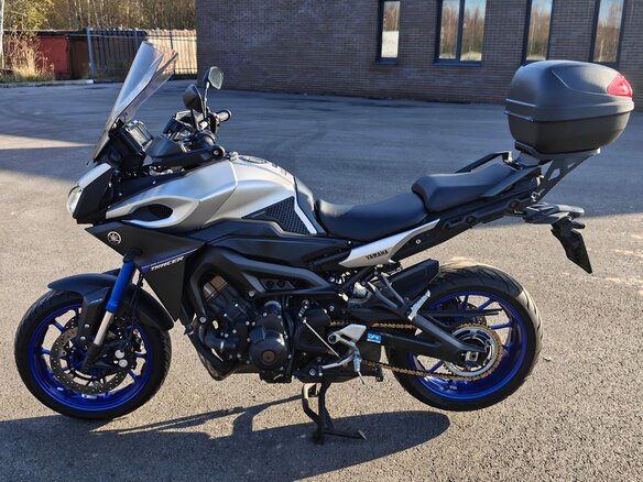 2015 Yamaha MT-09 Tracer (FJ-09), серебристый, 630000 рублей