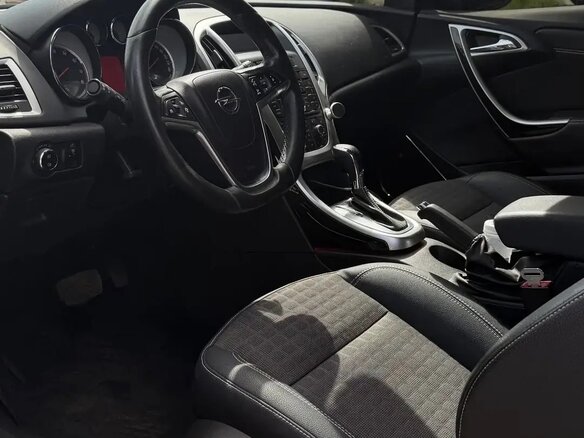 2013 Opel Astra GTC J Рестайлинг, чёрный, 910000 рублей - вид 9