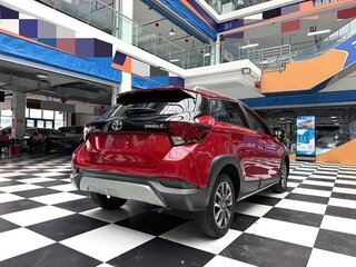 2023 Toyota Yaris L X XP150 Рестайлинг, красный, 1300000 рублей, вид 3