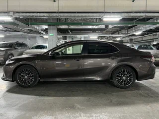 2022 Toyota Camry VIII (XV70) Рестайлинг, серый, 2850000 рублей, вид 4