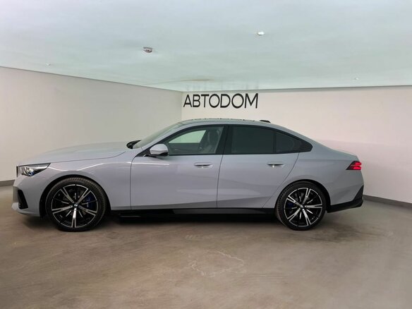 2026 BMW 5 серии 530i xDrive VIII (G60/G61/G68), серый - вид 1