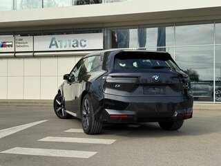 2023 BMW iX xDrive40 I (I20), серый, 8990000 рублей, вид 4