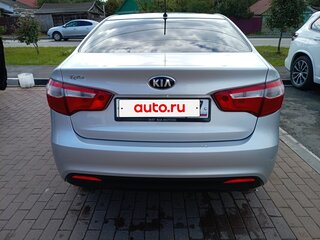 2013 Kia Rio 4-speed III, серебристый, 900000 рублей, вид 5