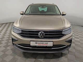 2021 Volkswagen Tiguan II Рестайлинг, коричневый, 2749000 рублей, вид 2