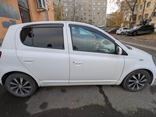 2000 Toyota Vitz I (P10), белый, 248000 рублей, вид 2