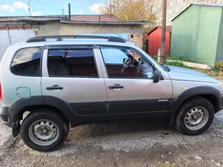 2011 Chevrolet Niva I Рестайлинг, серебристый, 440000 рублей, вид 2