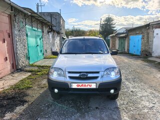 2011 Chevrolet Niva I Рестайлинг, серебристый, 440000 рублей, вид 1