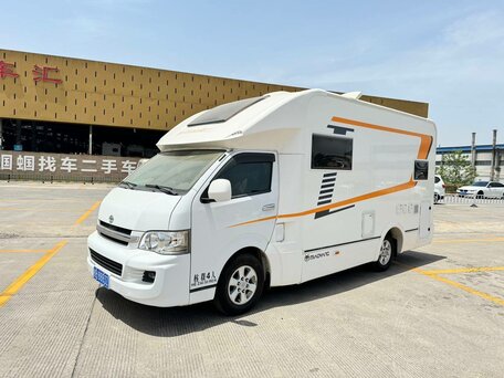 2018 Toyota HiAce, белый, 3300000 рублей, вид 1