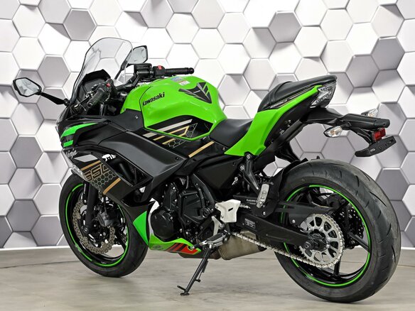 2020 Kawasaki Ninja 650, зелёный, 699000 рублей - вид 7