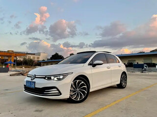 2023 Volkswagen Golf VIII, белый, 1780000 рублей, вид 1