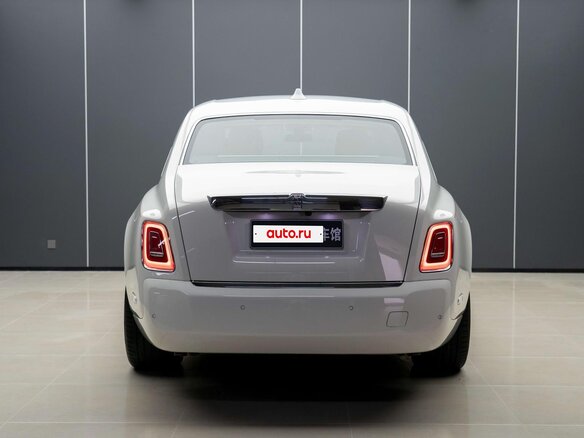 2023 Rolls-Royce Phantom Extended VIII Рестайлинг (Series II), белый, 49100000 рублей - вид 3
