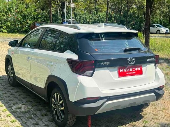 2022 Toyota Yaris IV, белый, 950000 рублей - вид 5