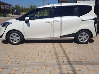 2019 Toyota Sienta II Рестайлинг, белый, 1525000 рублей, вид 2