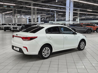 2017 Kia Rio IV, белый, 819000 рублей, вид 4