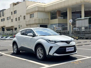 2022 Toyota C-HR I Рестайлинг, белый, 1940000 рублей, вид 1