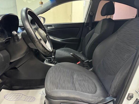 2014 Hyundai Solaris I Рестайлинг, белый, 650000 рублей - вид 15