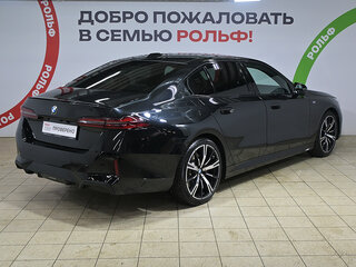 2024 BMW 5 серии 520d xDrive VIII (G60/G61/G68), чёрный, 7290000 рублей, вид 4
