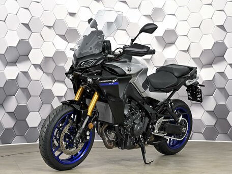 2021 Yamaha MT-09 Tracer (FJ-09), серебристый, 1499000 рублей, вид 2