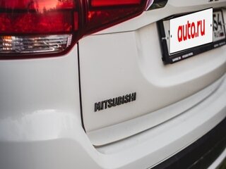 2018 Mitsubishi Outlander III Рестайлинг 2, белый, 2400000 рублей, вид 4