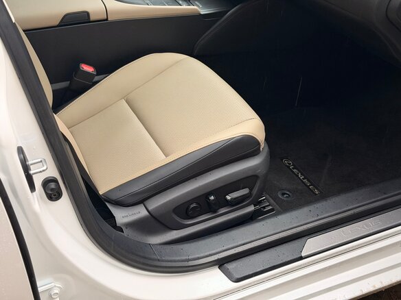 2020 Lexus ES 300h VII, белый, 4200000 рублей - вид 20