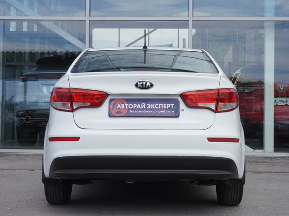 2015 Kia Rio III Рестайлинг, белый, 877000 рублей - вид 5