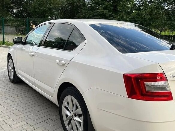2018 Skoda Octavia III (A7) Рестайлинг, белый, 1450000 рублей - вид 4