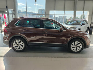 2021 Volkswagen Tiguan II Рестайлинг, коричневый, 3118000 рублей, вид 4