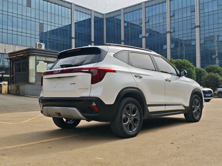 2023 Kia Seltos I Рестайлинг, белый, 1847000 рублей, вид 4