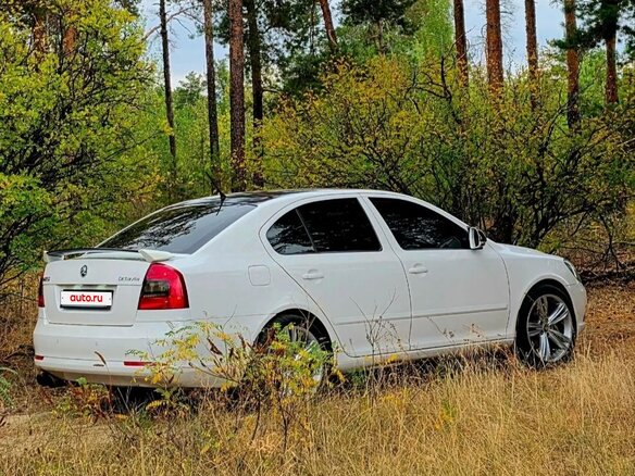 2013 Skoda Octavia II (A5) Рестайлинг, белый, 900000 рублей - вид 1