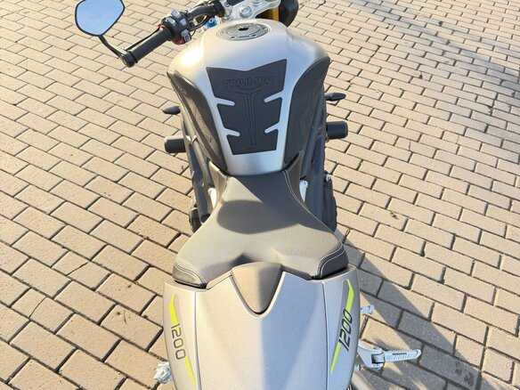 2024 Triumph Speed Triple, серый, 1600000 рублей - вид 3