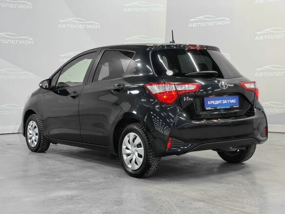 2018 Toyota Vitz III (XP130) Рестайлинг 2, чёрный, 975000 рублей - вид 2